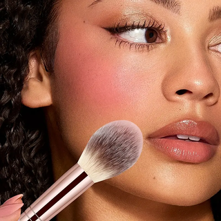 PINCEL PARA BLUSH E ILUMINADOR - CERDAS DENSAS E MACIAS