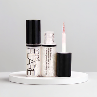 EYELINER LÍQUIDO COM GLITTER - DELINEADO COM FORTE PIGMENTAÇÃO