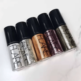EYELINER LÍQUIDO COM GLITTER - DELINEADO COM FORTE PIGMENTAÇÃO